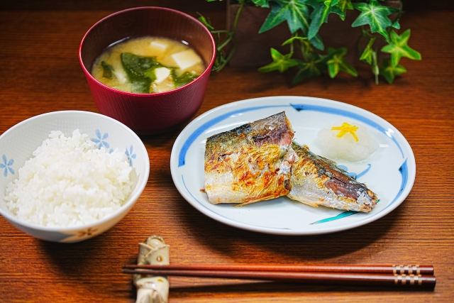 焼き魚、ご飯、味噌汁を組み合わせた和食の食事